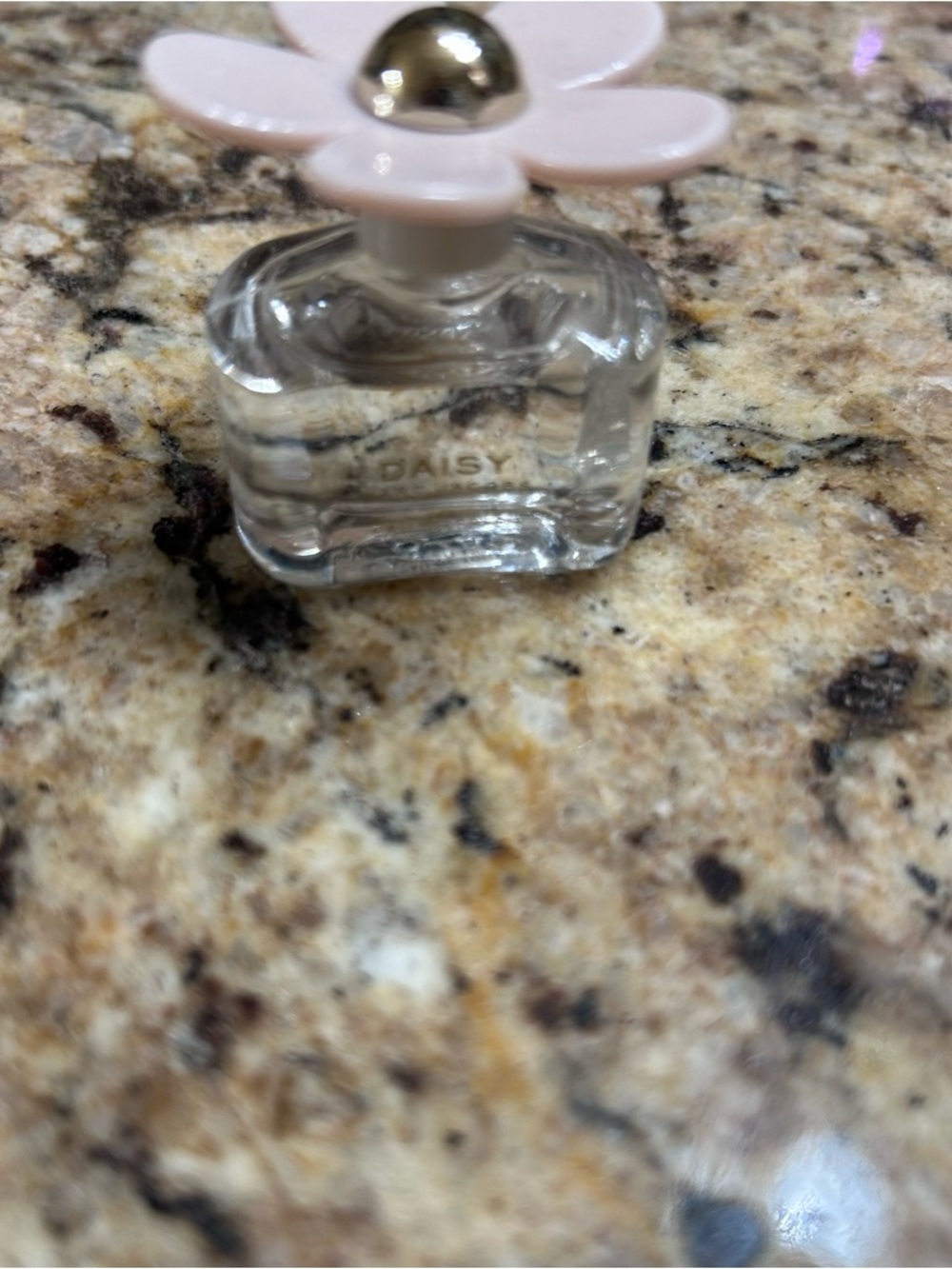 Marc Jacobs Daisy Eau So Fresh Mini Bottle with Pale Pink Flower and Gold Center - Picture 3 of 7